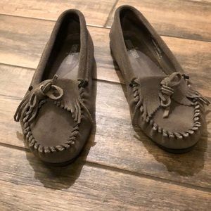 Minnetonka size 9 grey